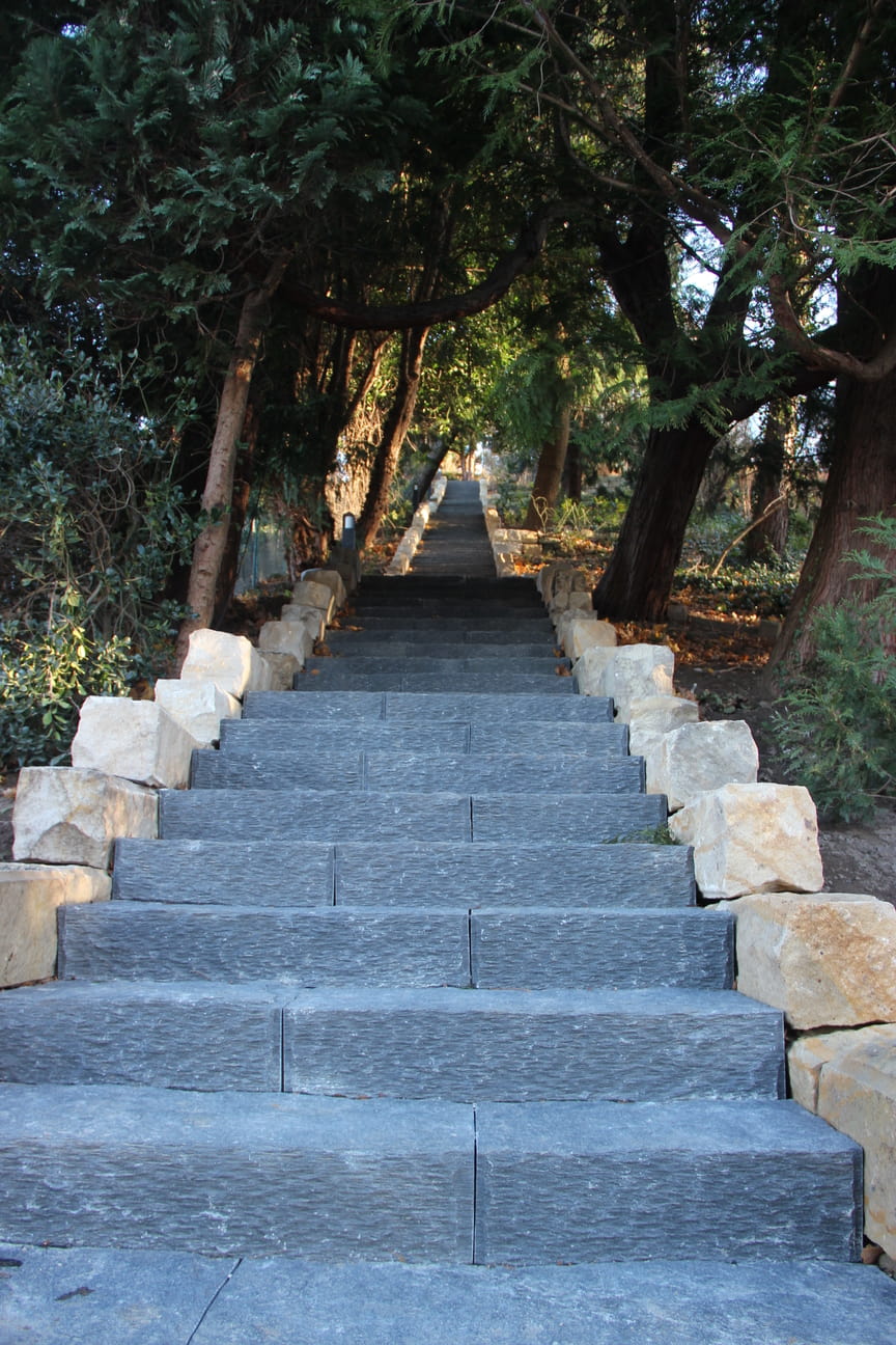 Schiefertreppe mit Sandsteinmauerwange